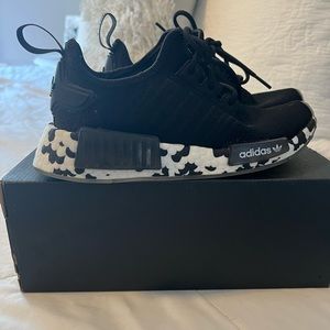 Adidas Originals NMD_R1. boys/girls grade school. US 4. Black sneaker.
